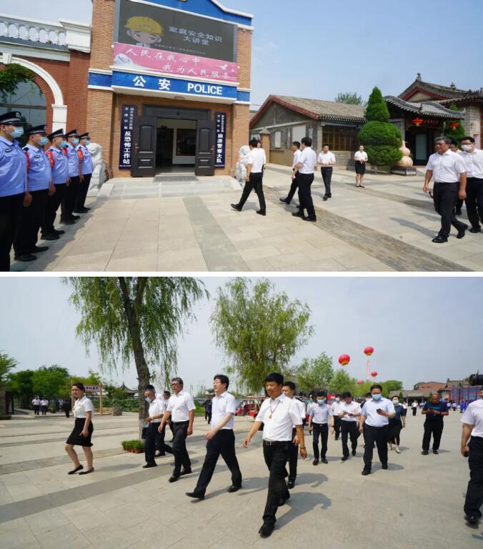 揭牌儀式后，活動(dòng)人員參觀應(yīng)急管理科教體驗(yàn)基地